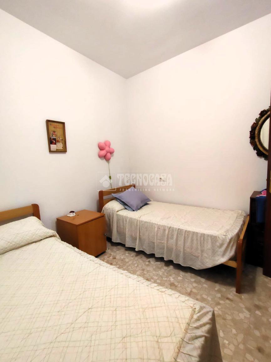 Casa en venta en  Marchena  2/25