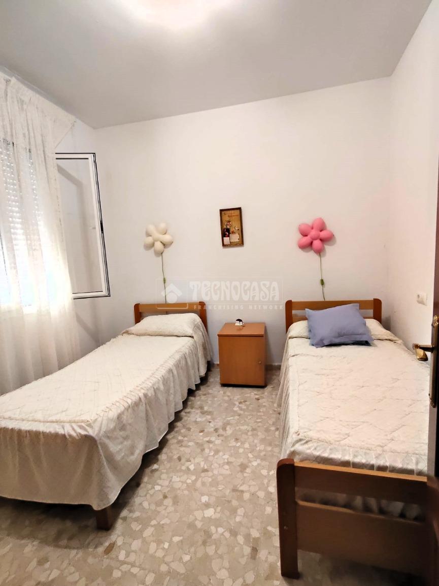 Casa en venta en  Marchena  5/25