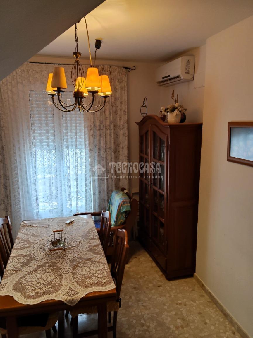 Casa en venta en  Marchena  10/25