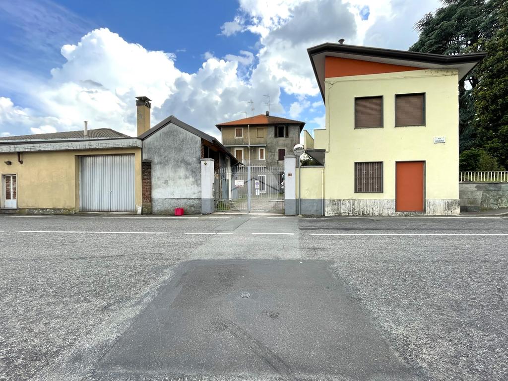 Casa di corte in vendita