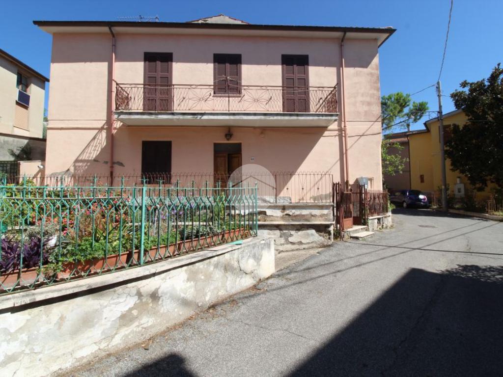 Trilocale in vendita a Fara In Sabina, Borgo Quinzio – Rieti. € 75.000, 105 Mq – Tecnocasa.it  #finsubito richiedi mutuo fino 100%